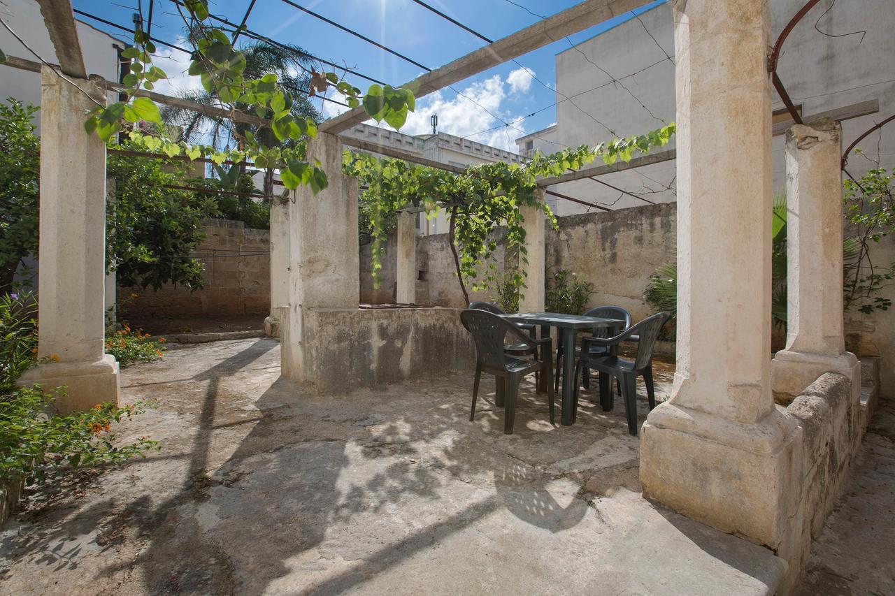 Palazzo Piccinno Parabita Esterno foto